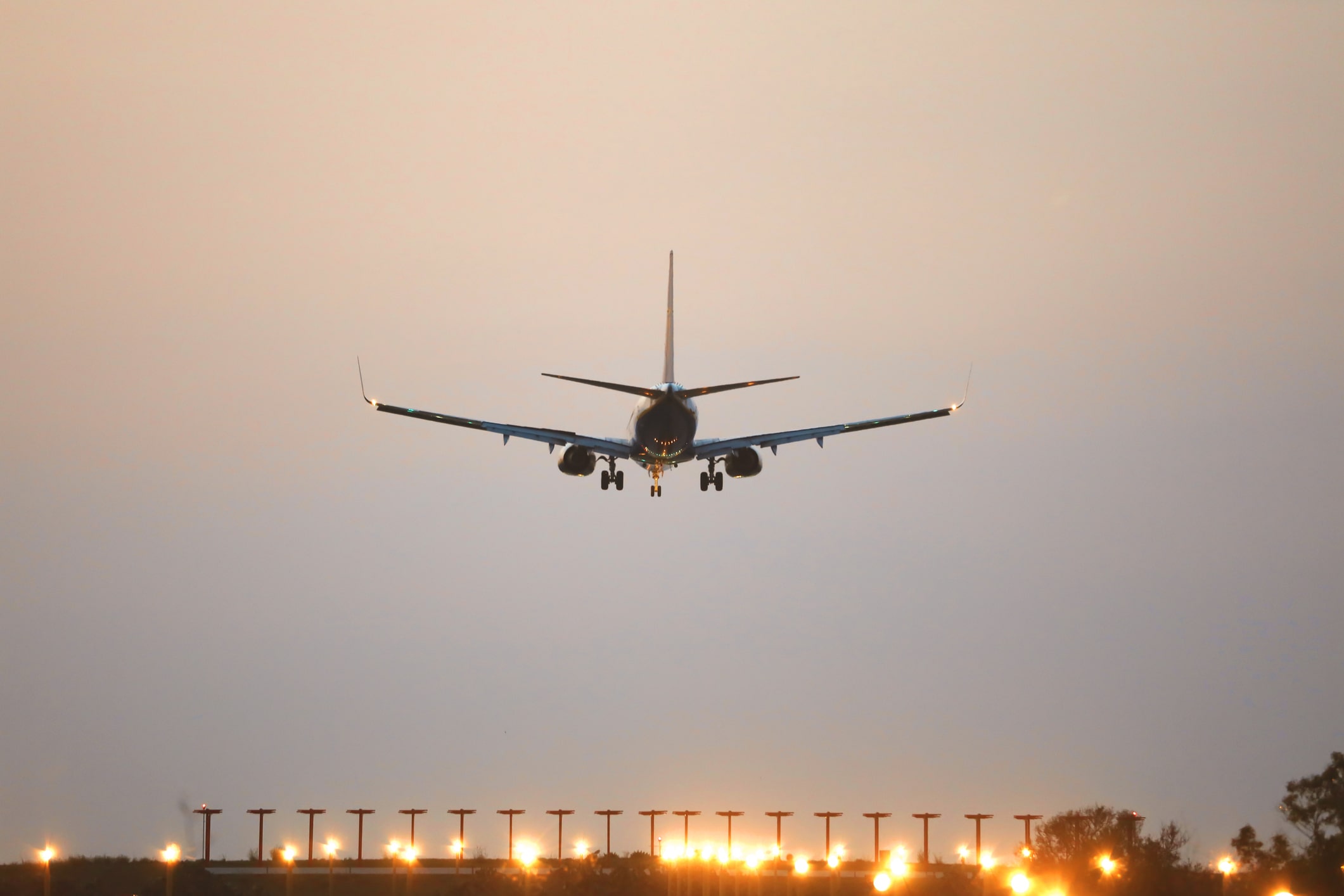 avion atterrissant dans un aéroport