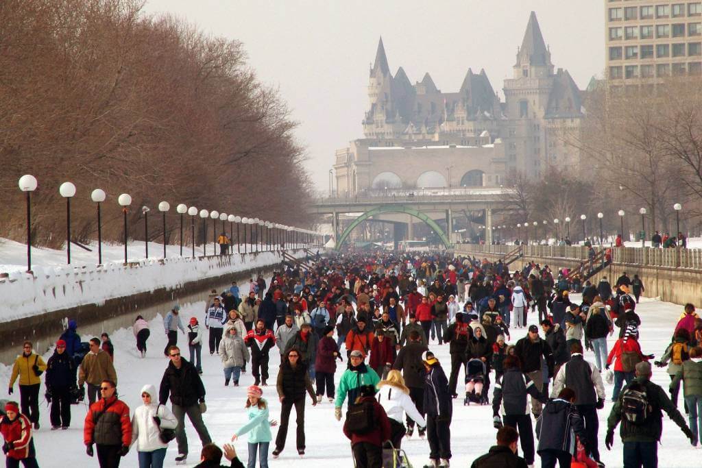 les gens patinent à Ottawa, Canada