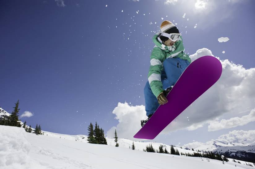 homme de snowboard sautant en l'air