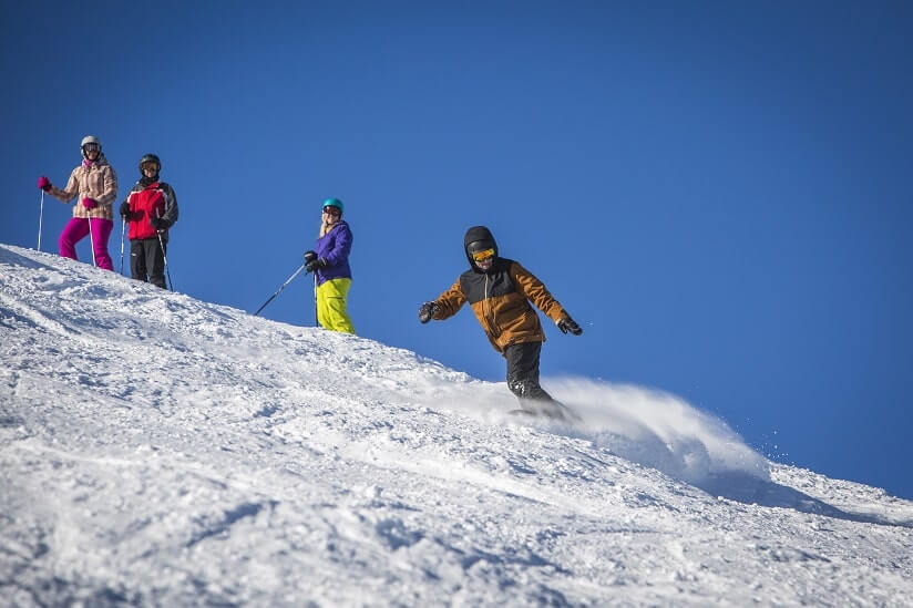 les gens skient dans la montagne enneigée