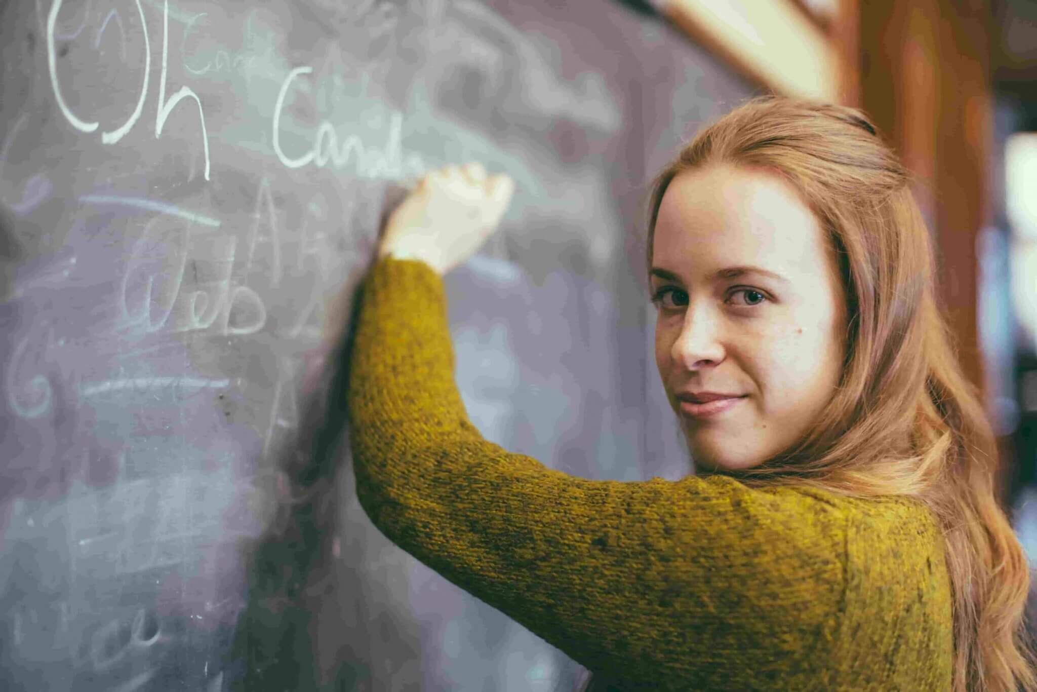 une femme qui étudie au Canada