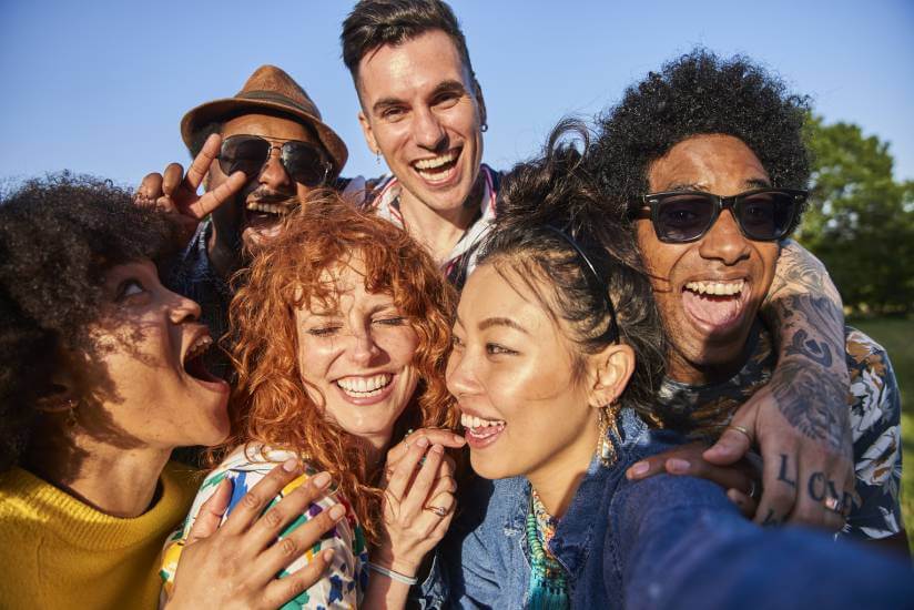 een groep mensen uit verschillende culturen in Canada