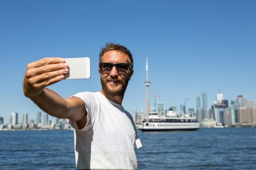 un homme prenant une photo au Canada