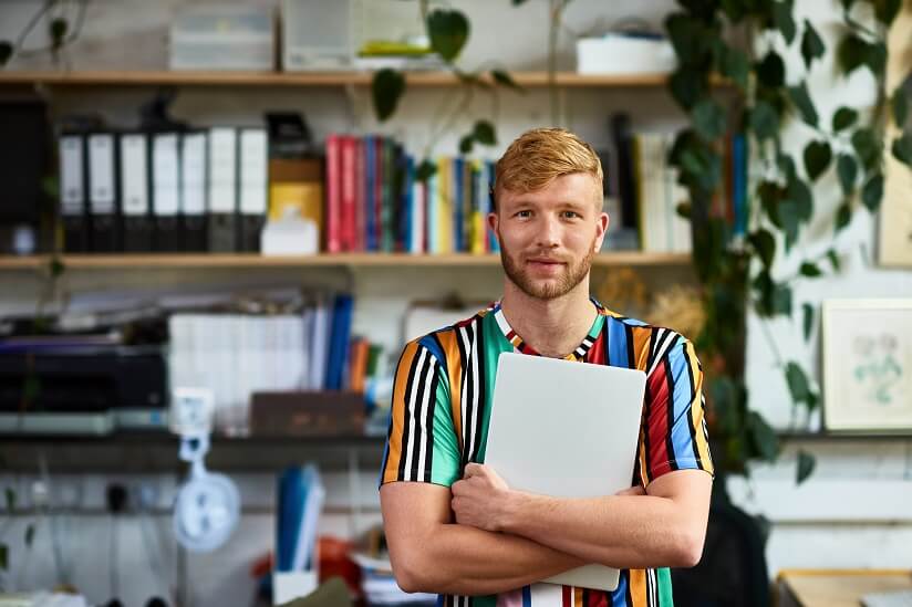 un homme au travail