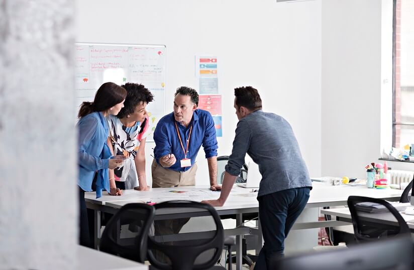 un groupe de personnes travaillant dans un bureau