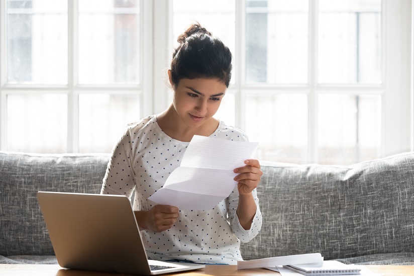 une femme regardant des documents