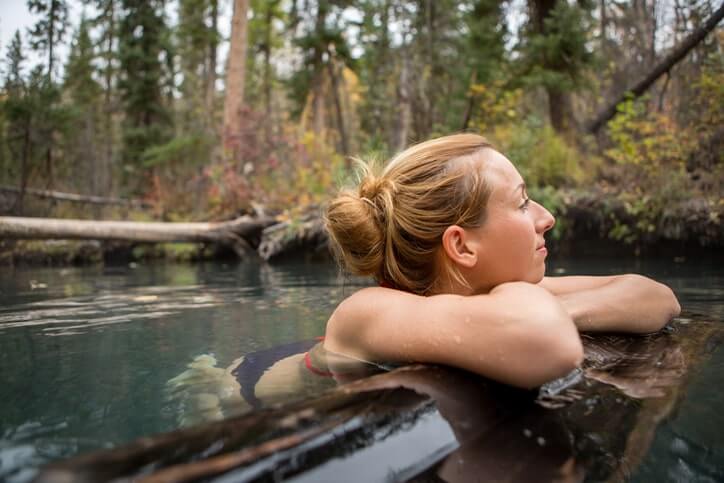 femme profitant d'une source chaude canadienne