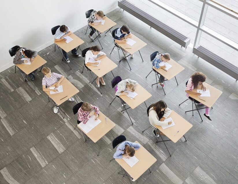 étudiants passant un examen