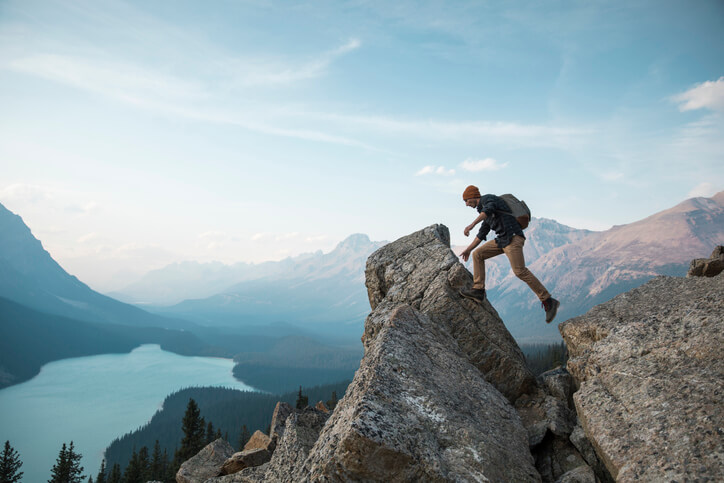 vacancier-travailleur profitant de la nature à la montagne