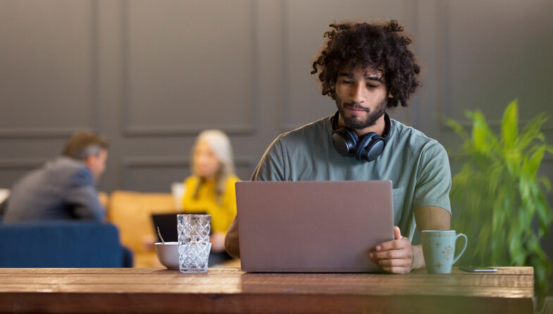 un jeune homme travaillant sur son ordinateur portable