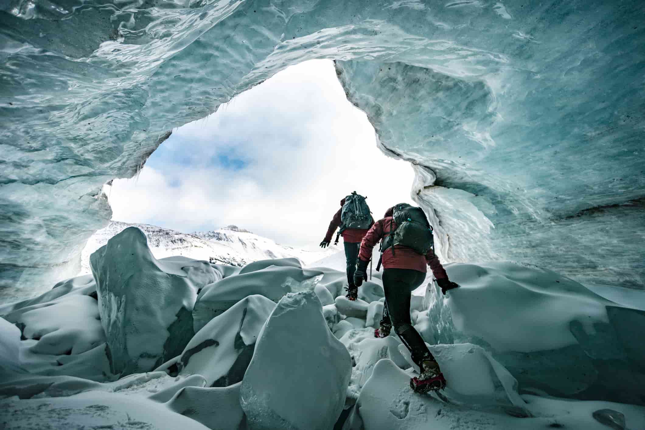 alpinistes explorant l'intérieur des glaciers du parc Jasper, Alberta, Canada